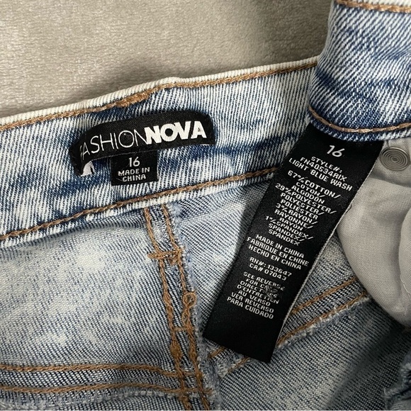 Fashion Nova Light Blue Acid Wash High Waisted Zip Up Mom Jeans Size 16 - Picture 5 of 8